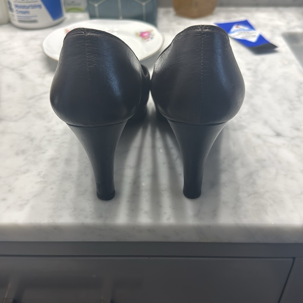 Chanel brown and black pumps - Picture 2 of 3